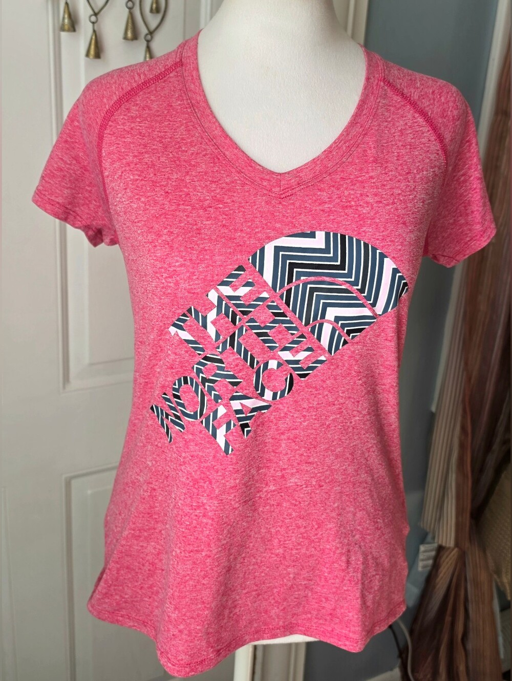 The North Face Vapor Wick Babydoll Tee w/ Chevron Graphic Logo Womens S Pink
